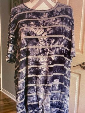 Tie-Dye Short Sleeve Crewneck Tee in Navy and White